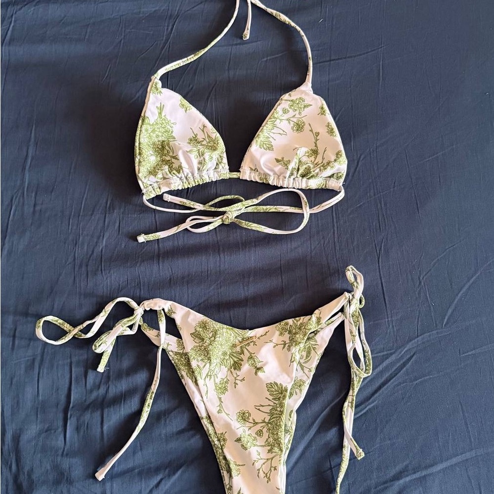 Elegant White and Green Floral Bikini - Picture 3 of 5